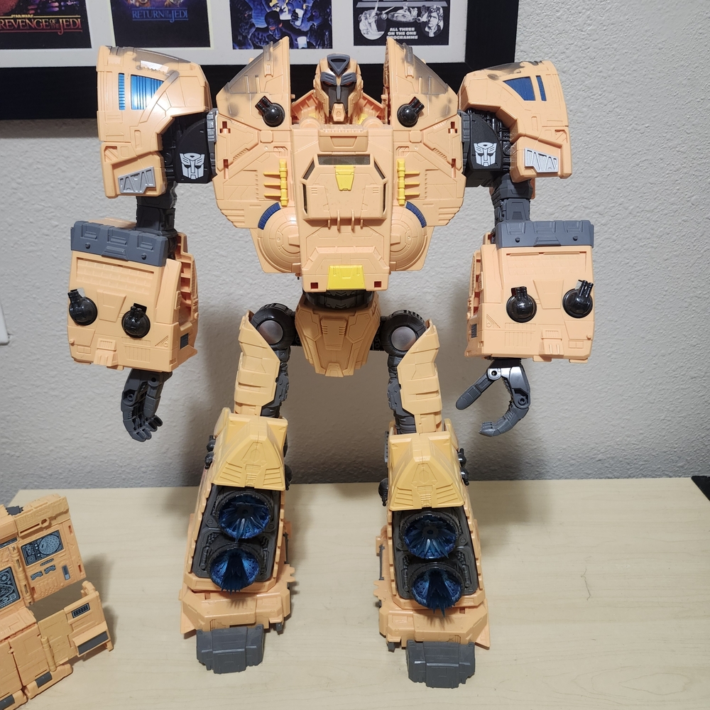 Transformers Action Figure with Accessories - Picture 5 of 6